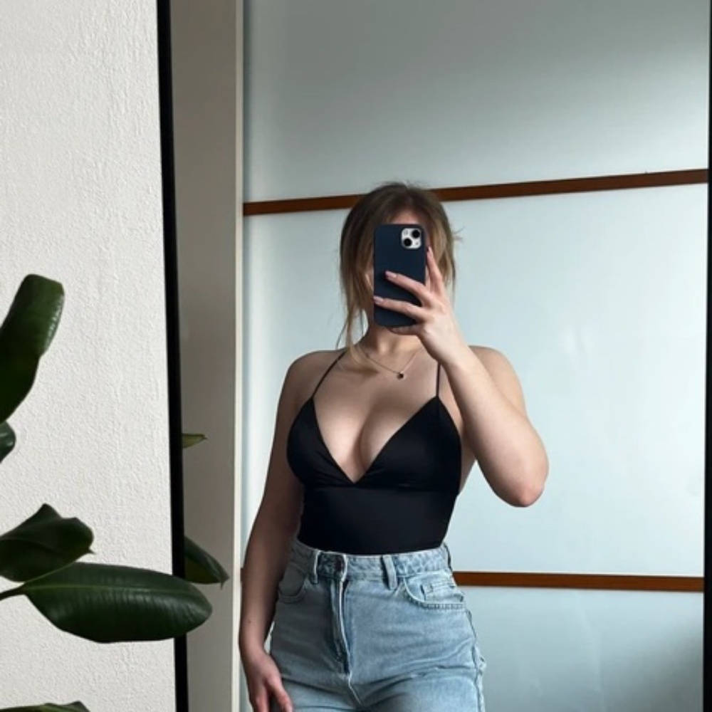 Black Amisu Crop Top